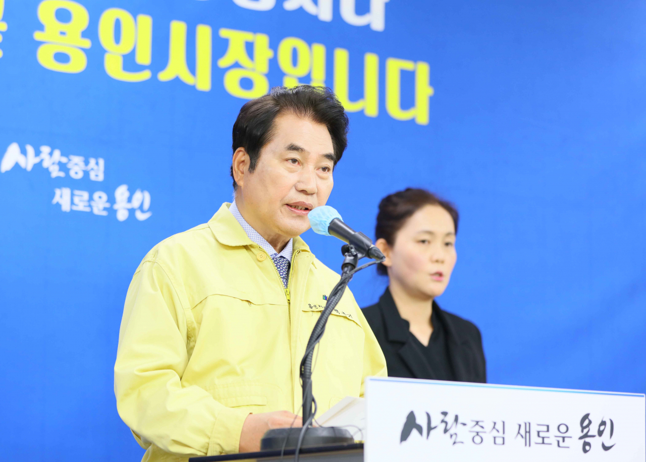 백군기 시장이 시민과의 대화를 통해 고위험시설 종사자 등에 대한 코로나19 진단검사 계획을 발표하고 있다. [용인시 제공]