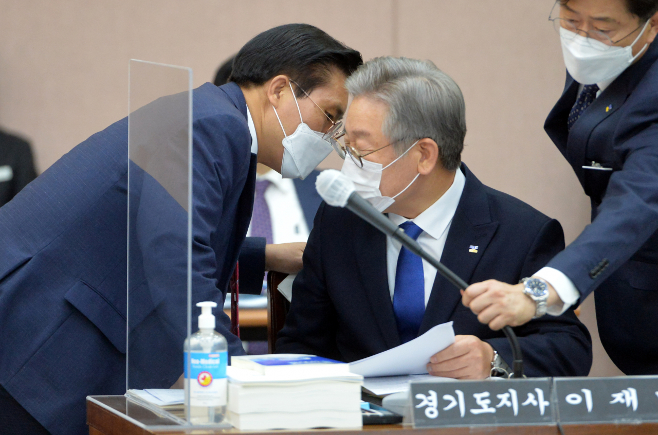 이재명 경기도지사가 20일 경기도 수원시 팔달구 경기도청에서 열린 국회 국토교통위원회의 경기도에 대한 국정감사에서 국민의힘 송석준 의원과 대화하고 있다. [연합]