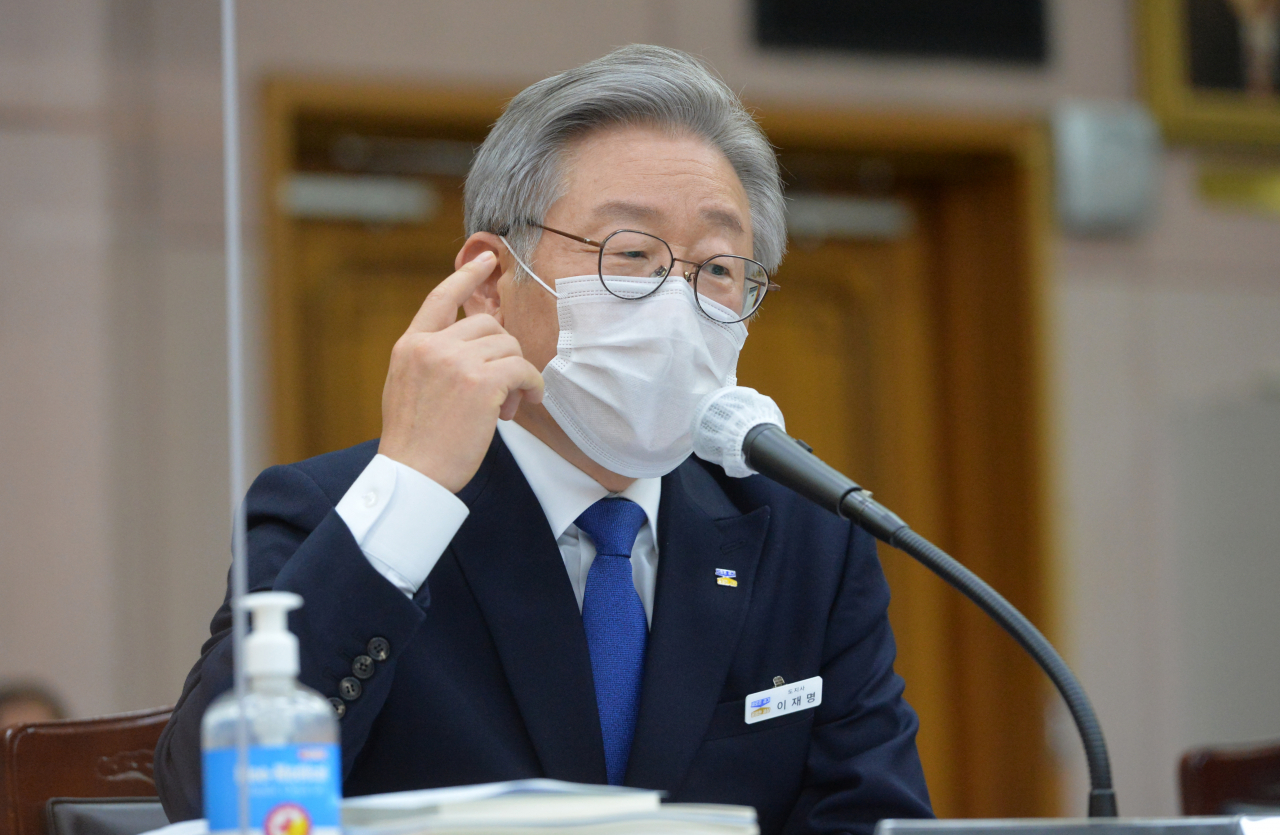 이재명 경기도지사가 20일 경기도 수원시 팔달구 경기도청에서 열린 국회 국토교통위원회의 경기도에 대한 국정감사에서 의원 질의에 답변하고 있다. [연합]