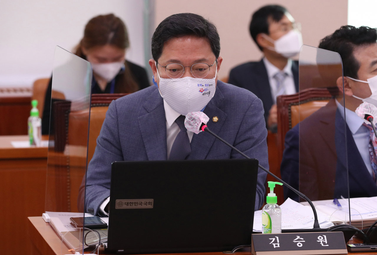 더불어민주당 김승원 의원이 12일국정감사에서 질의하고 있다. [연합]