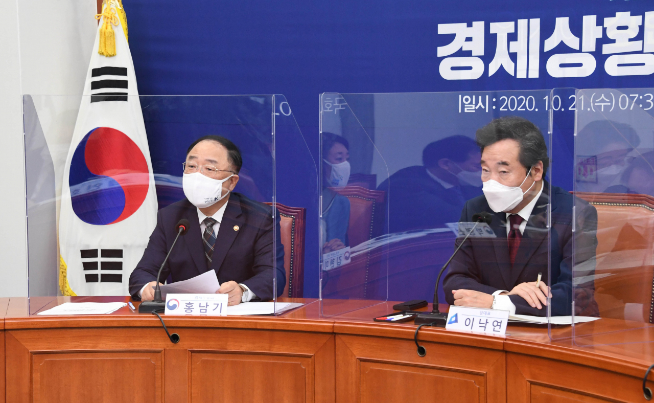 홍남기 경제부총리 겸 기획재정부 장관(왼쪽)이 21일 서울 여의도 국회에서 열린 당정 경제현안점검회의에 참석해 발언하고 있다. 오른쪽은 더불어민주당 이낙연 대표. [연합]