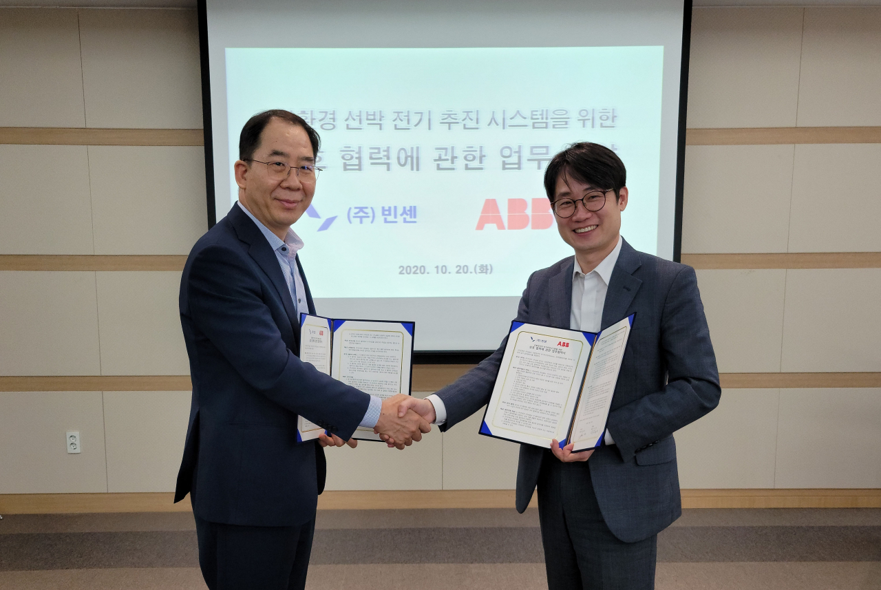 이칠환(오른쪽) 빈센 대표와 박병훈 ABB코리아 MO사업부 본부장이 업무협약 체결 이후 기념촬영을 하고 있다. [빈센 제공]