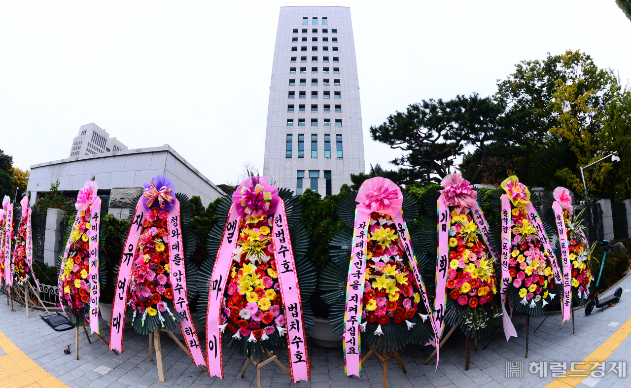 '기다려라 윤석열이 간다' 늘어난 화환…與 