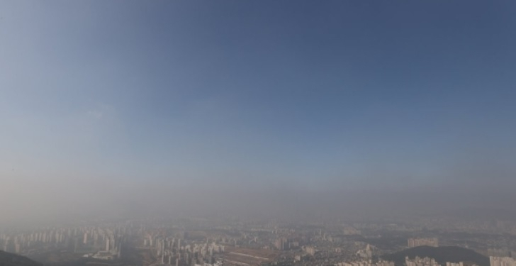 서울 등 수도권 초미세먼지 농도가 ‘나쁨’ 수준을 보인 지난 20일 경기 광주시 남한산성에서 바라본 서울 송파구·강남구 일대 하늘. 미세먼지가 드리워져 있는 모습이 보인다.[연합]