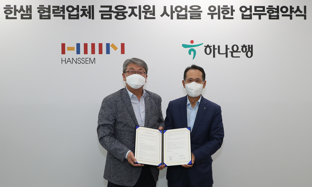 하나은행은 20일 오후 한샘 사옥에서 '한샘 협력업체 금융지원 사업'을 위한 업무협약을 체결했다. 협약식 후 지성규 하나은행장(사진 오른쪽)이 강승수 한샘 회장(사진 왼쪽)과 기념촬영을 하고 있다.
