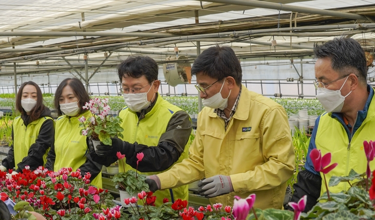 김광수 NH농협금융지주 회장(왼쪽 세번째)과 임직원들이 경기도 김포 화훼농가에서 봉사활동을 하고 있다. [농협금융지주 제공]