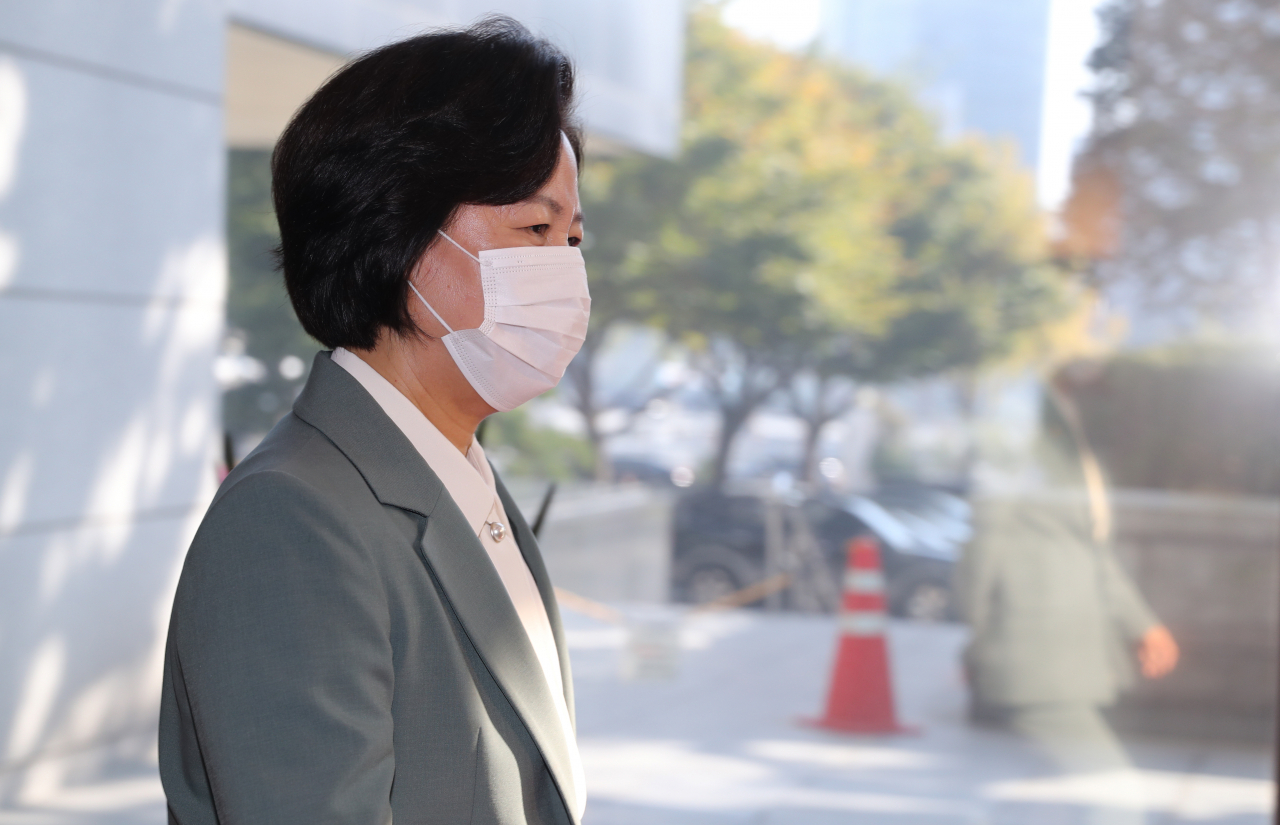 라임자산운용(라임) 로비 의혹 사건과 윤석열 검찰총장의 가족 관련 사건에 대해 수사지휘권을 발동한 추미애 법무부 장관이 20일 오전 국무회의에 참석하기 위해 정부서울청사에 출근하고 있다. [연합]