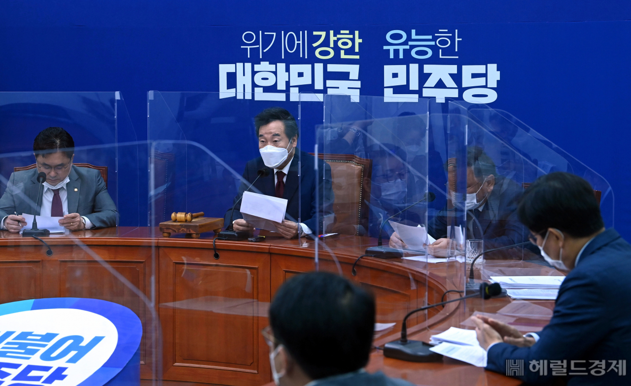 [헤럴드경제=이상섭 기자] 21일 오전 국회에서 열린 더불어민주당 최고위원회의에서 이낙연 대표가 모두 발언을 하고 있다. babtong@heraldcorp.com