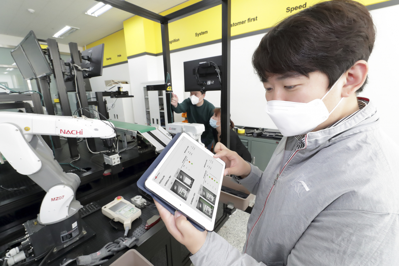수원 코그넥스코리아 연구소에서 직원들이 ‘KT 스마트팩토리 머신비전’ 솔루션을 설명하는 모습 [KT제공]