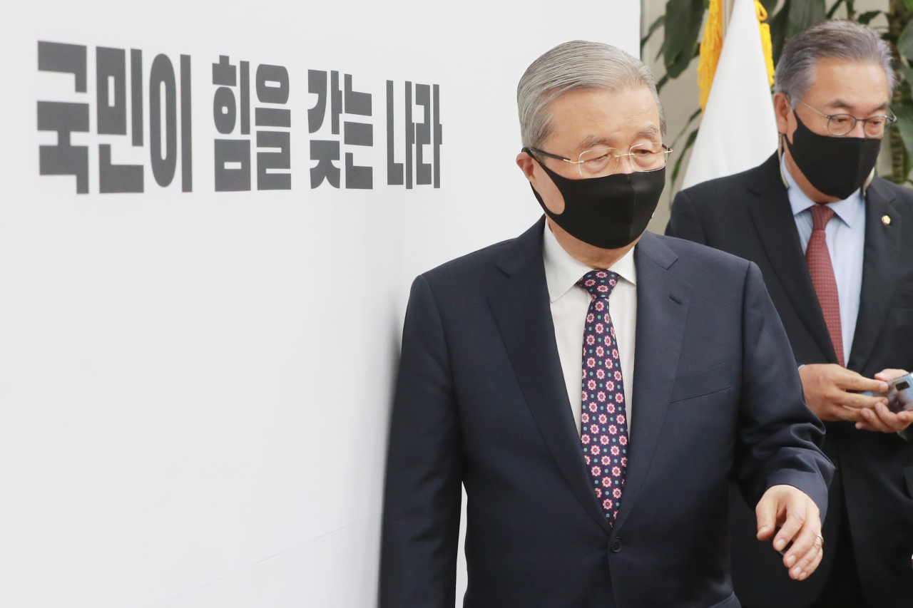 김종인 국민의힘 비상대책위원장이 21일 오전 서울 여의도 국회에서 열린 비상대책위원장-중진의원 연석회의에 입장하고 있다. [연합]