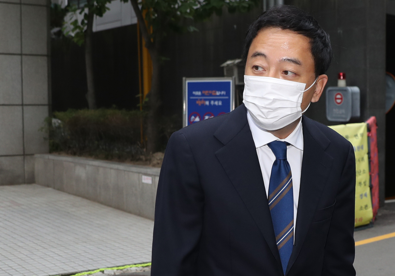 고위공직자범죄수사처 설치법안에 기권표를 행사했다는 이유로 당의 징계 처분을 받았던 금태섭 더불어민주당 전 의원이 21일 탈당을 선언했다. 사진은 지난 6월 29일 여의도 당사에서 열린 당 윤리심판원 재심에 출석하는 금태섭 전 의원. [연합]