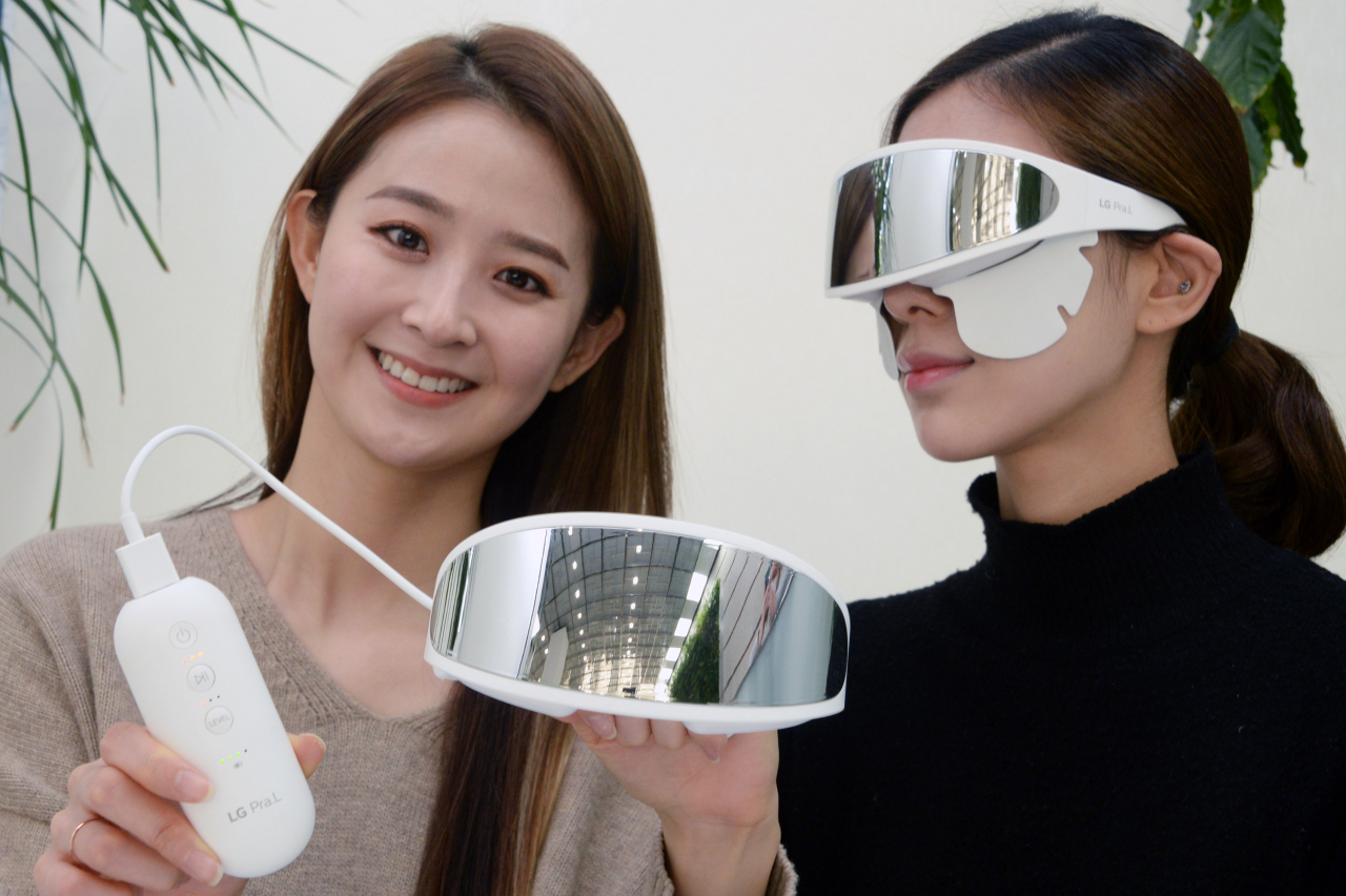 모델들이 LG전자가 새롭게 선보인 눈가 전용 뷰티기기 ‘LG 프라엘 아이케어(모델명: EWN1)’를 소개하고 있다 [LG전자 제공]