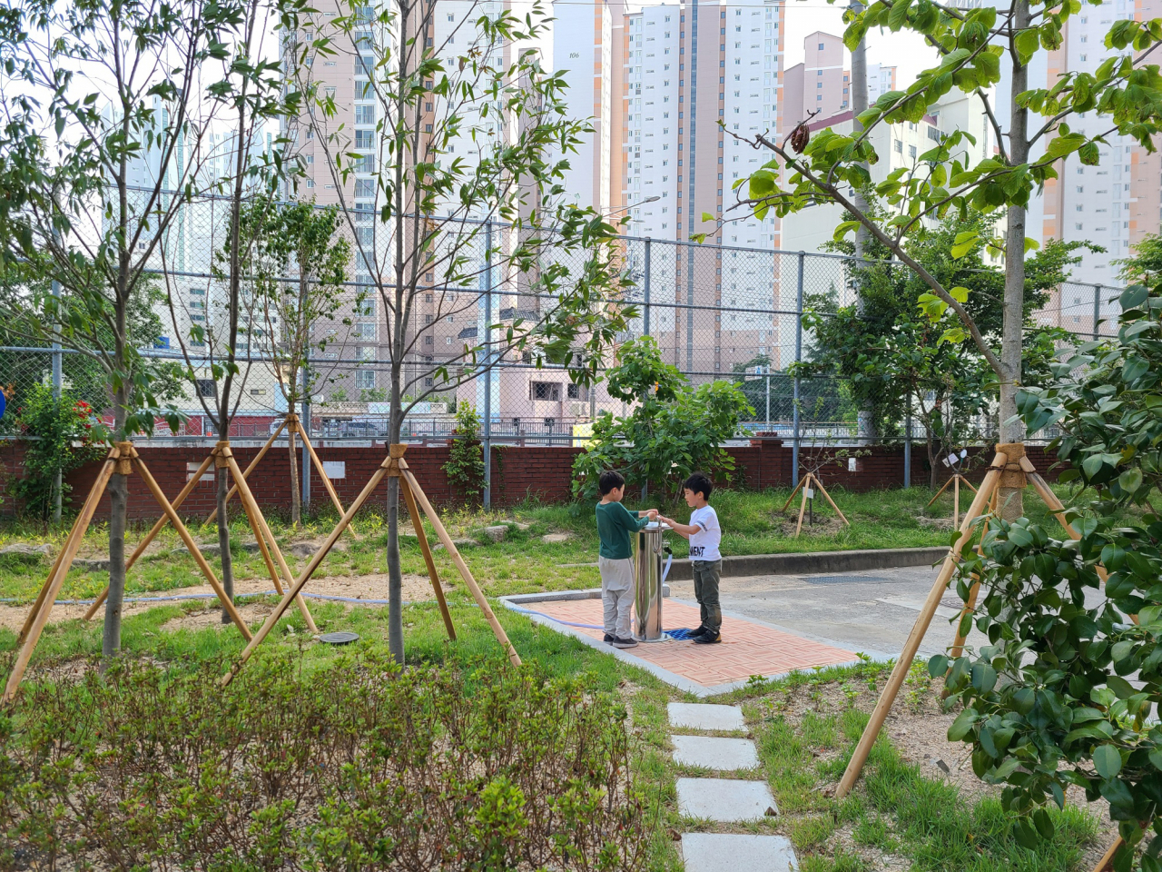 산림청은 21일 2020년 학교숲 우수사례로 6개 학교를 선정 발표했다.(사진은 최고점수를 획득한 울산시의 청솔초등학교의 학교숲 정경)