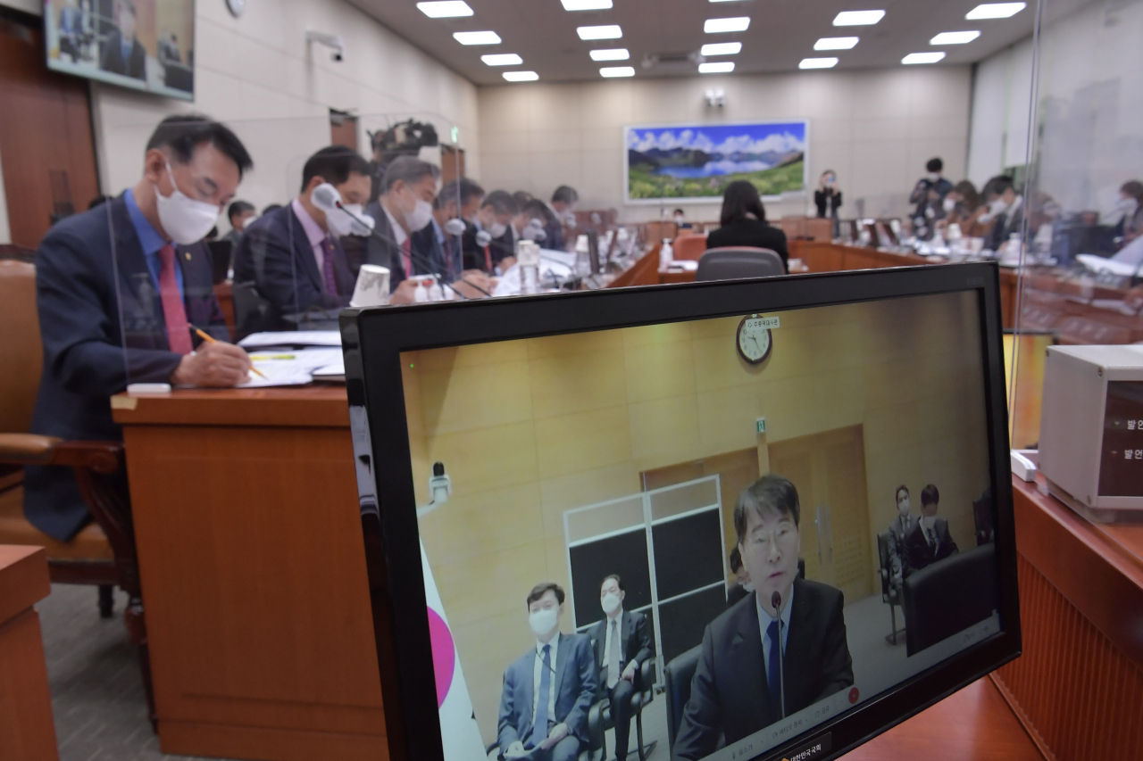 20일 국회에서 열린 외교통일위원회의 주일대사관, 주중대사관에 대한 화상 국정감사에서 장하성 주중대사가 업무보고를 하고 있다. [연합]