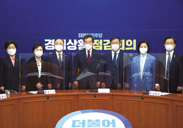 21일 국회 더불어민주당 당대표실에서 열린 경제상황 점검회의에서 이낙연 대표와 홍남기 경제부총리 겸 기획재정부 장관 등 당 지도부 및 관련 부처 장관들이 참석해 기념촬영하고 있다. 이상섭 기자