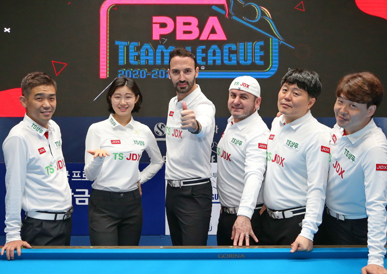 카시도코스타스(가운데 엄지손가락을 치켜든 이)가 팀원들과 나란히 섰다. [PBA 제공]