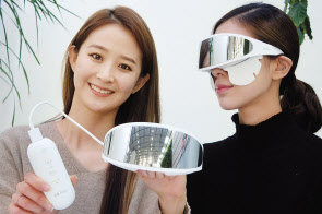 모델들이 LG전자의 눈가 전용 뷰티기기 ‘LG 프라엘 아이케어(모델명: EWN1)’를 소개하고 있다. [LG전자 제공]