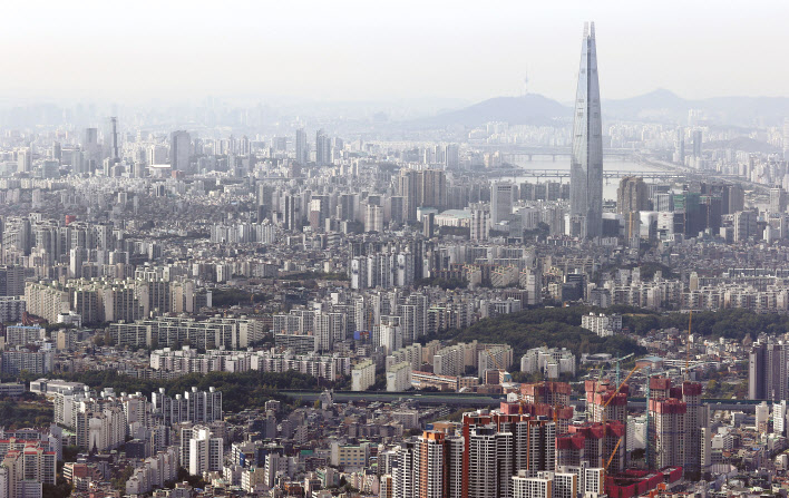서울 아파트 시장이 매매 거래 급감과 전세대란으로 혼조세를 겪으면서, 향후 가격 움직임에 대한 관심이 높아지고 있다. 사진은 서울 송파, 강남 일대 아파트 단지 모습. [연합]