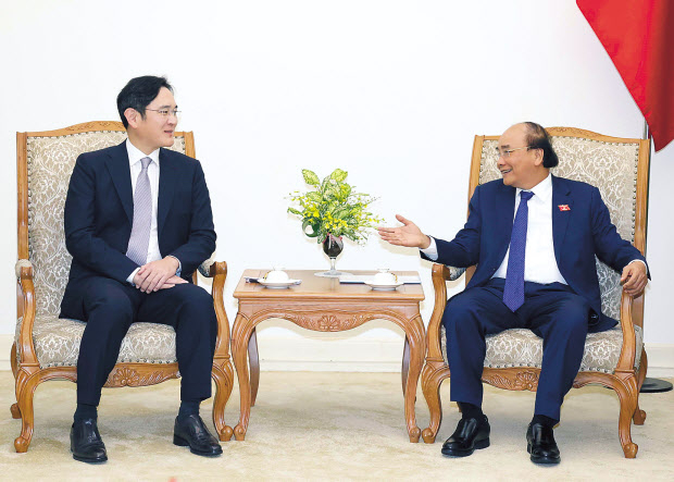네덜란드 ASML 본사 등 유럽 출장 후 귀국한지 닷새만에 베트남 출장길에 오른 이재용 삼성전자 부회장(왼쪽)은 20일 베트남 하노이 총리실에서 응우옌 쑤언 푹 총리를 예방하고 협력 방안을 논의했다. [연합]