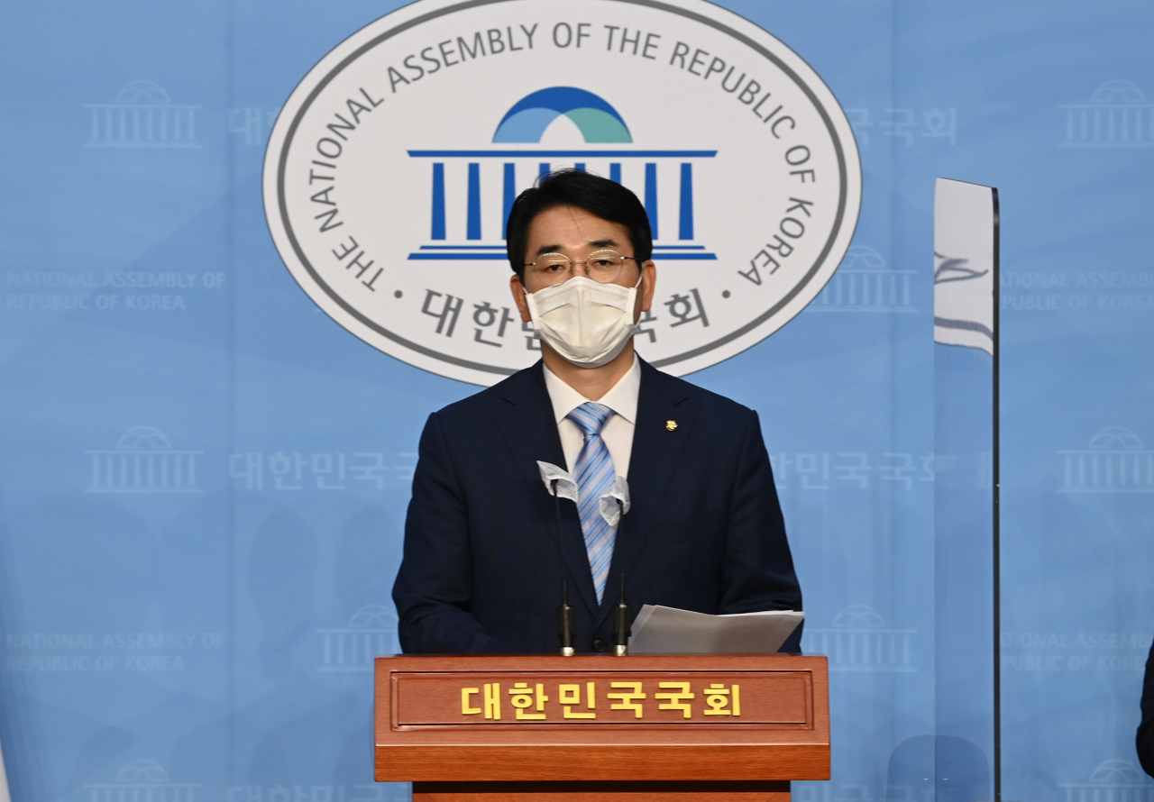 15일 오전 박용진 더불어민주당 의원이 국회 소통관에서 "삼성물산과 제일모직의 합병과정에 삼성증권이 전반적으로 관여, 금융당국이 조사에 착수해야 한다"고 주장하고 있다. [연합]