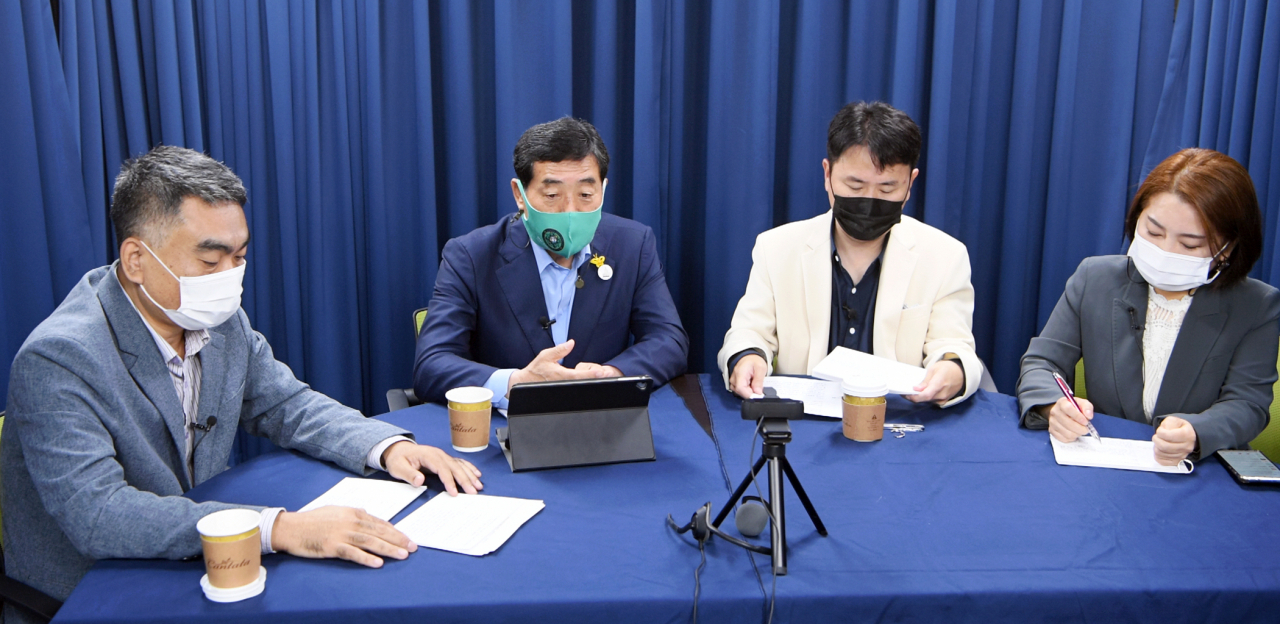 윤화섭 안산시장(왼쪽 2번째)은 유튜브 생방송 통해 시민과 소통했다. [안산시 제공]