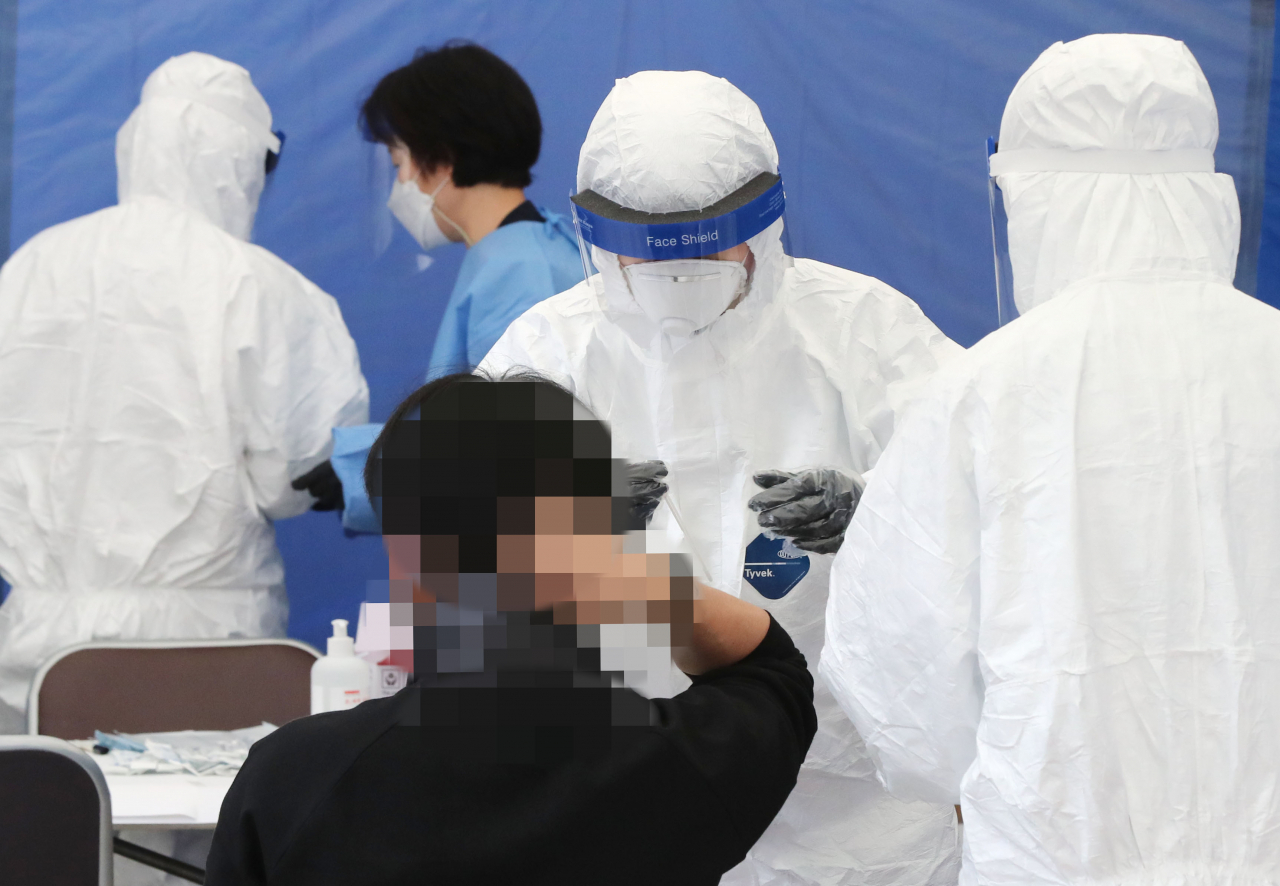 21일 오전 서울 강남구 대치2동 주민센터 앞에 설치된 선별진료서에서 관내 학원강사들이 코로나19 진단검사를 받고 있다. 서울 강남구는 관내 학원강사 2만여명을 대상으로 하루에 천 명씩 코로나19 전수검사를 시행한다. 구는 대학수학능력시험을 앞두고 전날 대치동의 대형 입시학원 강사 1명이 양성 판정을 받으면서 학원가의 불안감이 커짐에 따라 이같이 조치했다고 밝혔다. [연합]