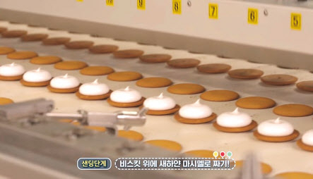 초코파이 제조 과정을 담은 영상 [오리온 유튜브 제공]