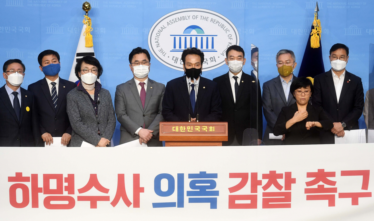 21일 서울 여의도 국회 소통관에서 안민석 더불어민주당 의원과 최강욱 열린민주당 대표 등이 박근혜 정권의 하명수사 의혹 감찰촉구 기자회견을 하고 있다. [연합]