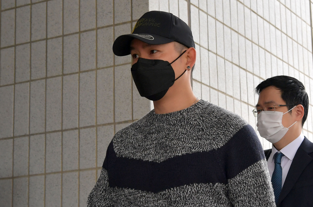 불법도박장 개설 혐의를 받는 개그맨 김형인이 21일 오전 서울남부지법에서 열리는 첫 재판에 출석하고 있다. [연합]