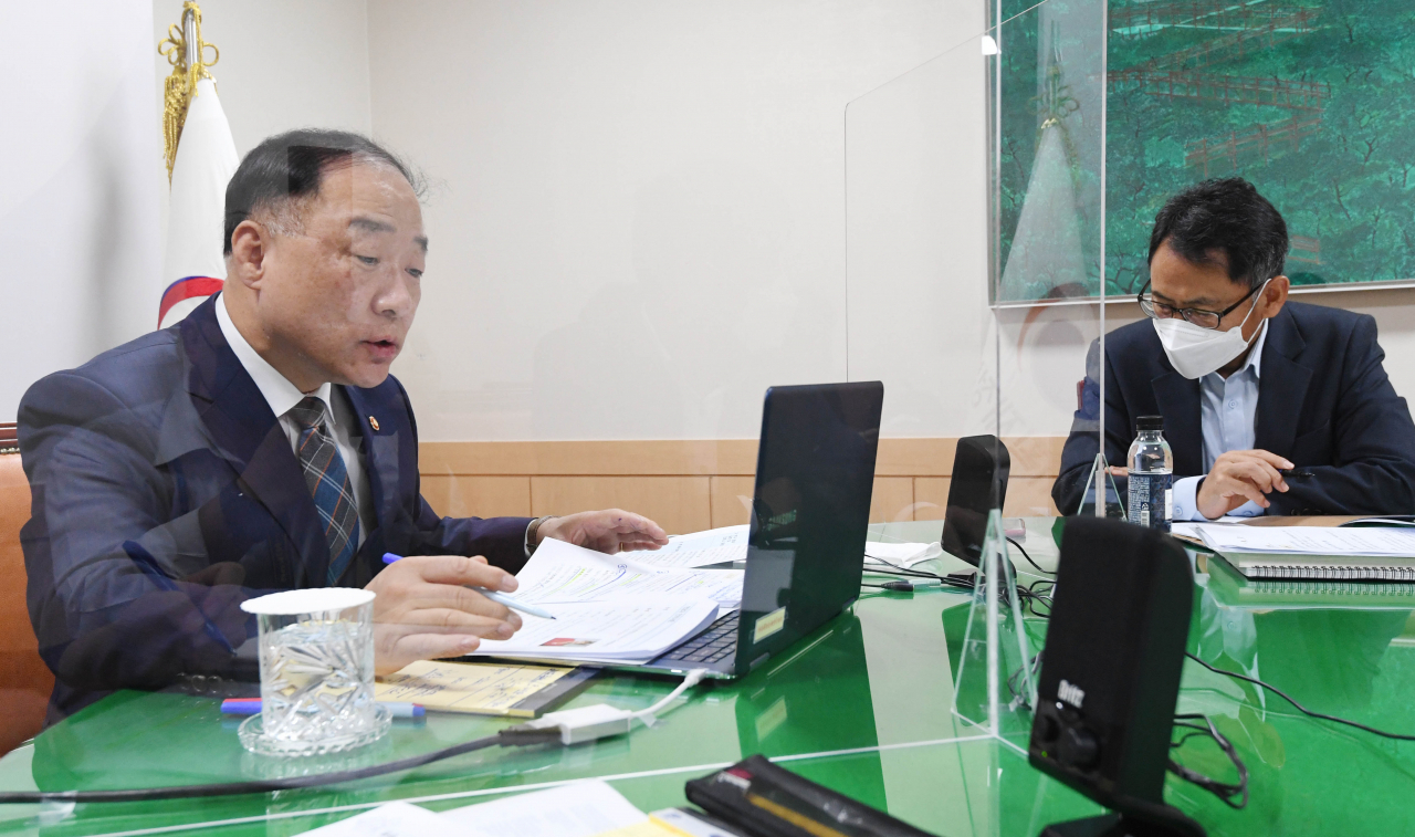 홍남기 부총리 겸 기획재정부 장관이 21일 크리스탈리나 게오르기에바 국제통화기금(IMF) 총재와 화상 면담을 하고 있다.[기획재정부 제공]