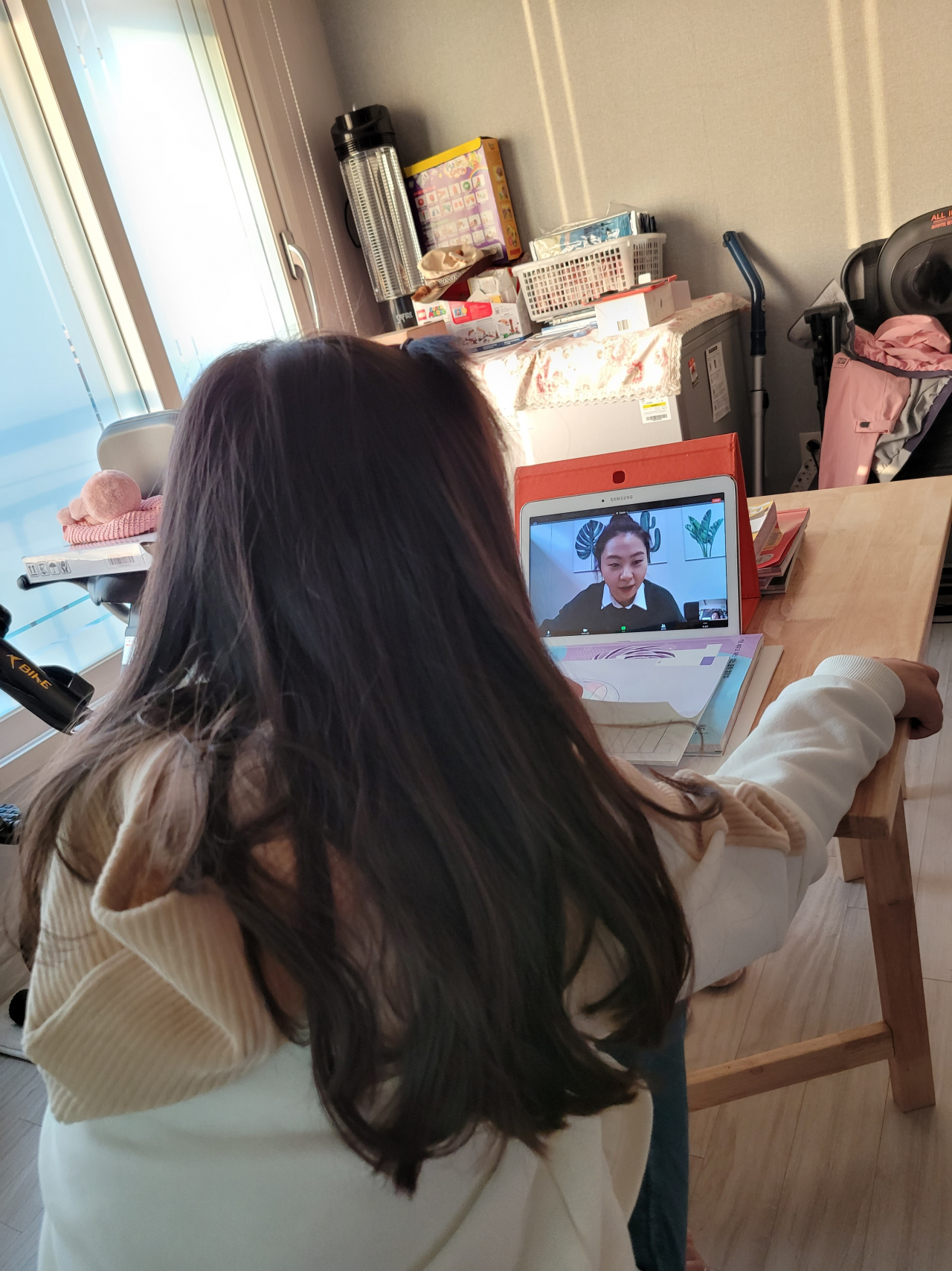 드림스타트 아동이 영어 교육 영상을 시청하고 있다.