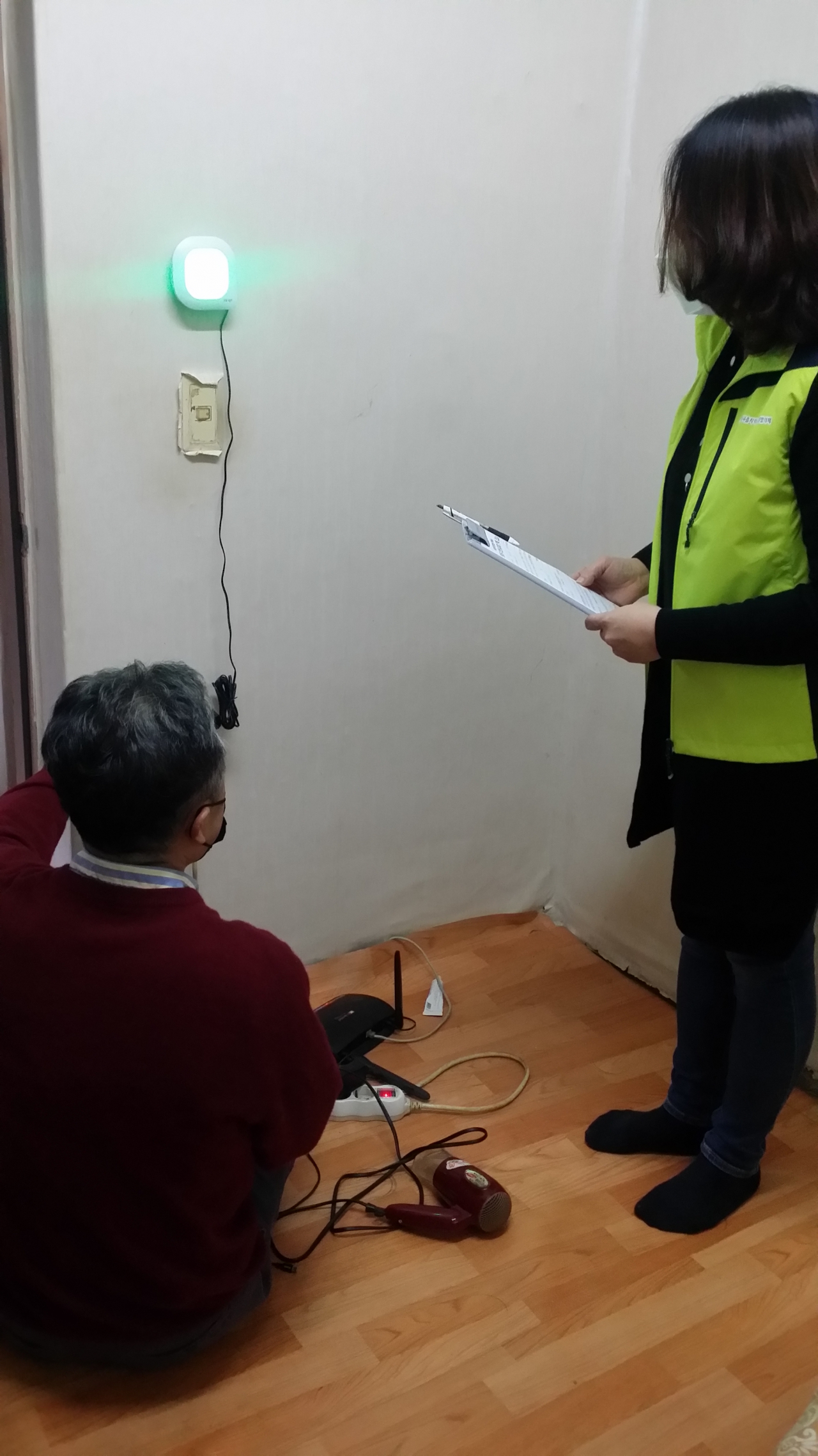 용인 처인구 포곡읍 난청가구에 초인종을 설치했다. [용인시 제공]