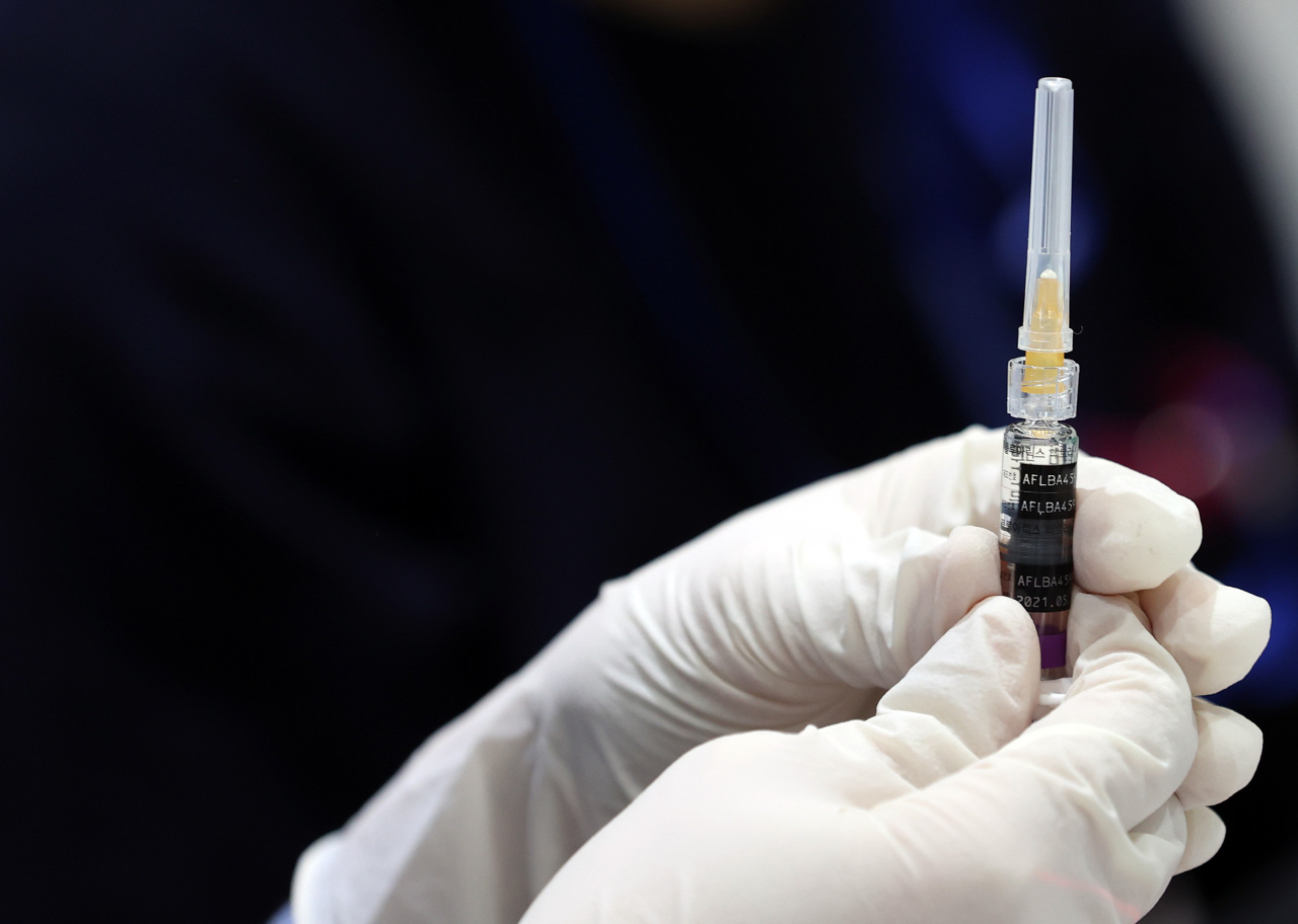 A medical worker at a clinic in western Seoul prepares a flu vaccine on Wednesday afternoon. (Yonhap)