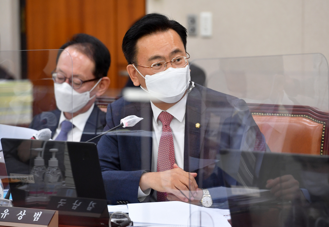 유상범(오른쪽) 국민의힘 의원이 지난 20일 국회 법제사법위원회에서 열린 서울고법·수원고법과 산하 법원들에 대한 국정감사에서 질의하고 있다. [연합]