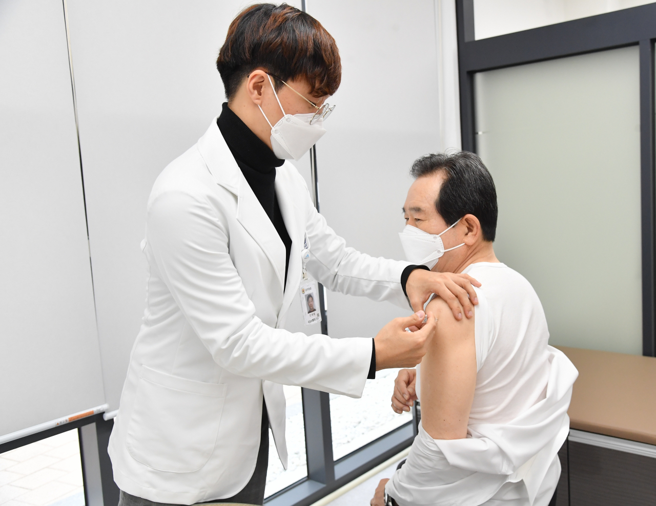 정세균 국무총리가 21일 세종시 연동면 보건지소를 방문, 직접 인플루엔자(독감) 예방접종을 맞고 있다. [총리실 제공]