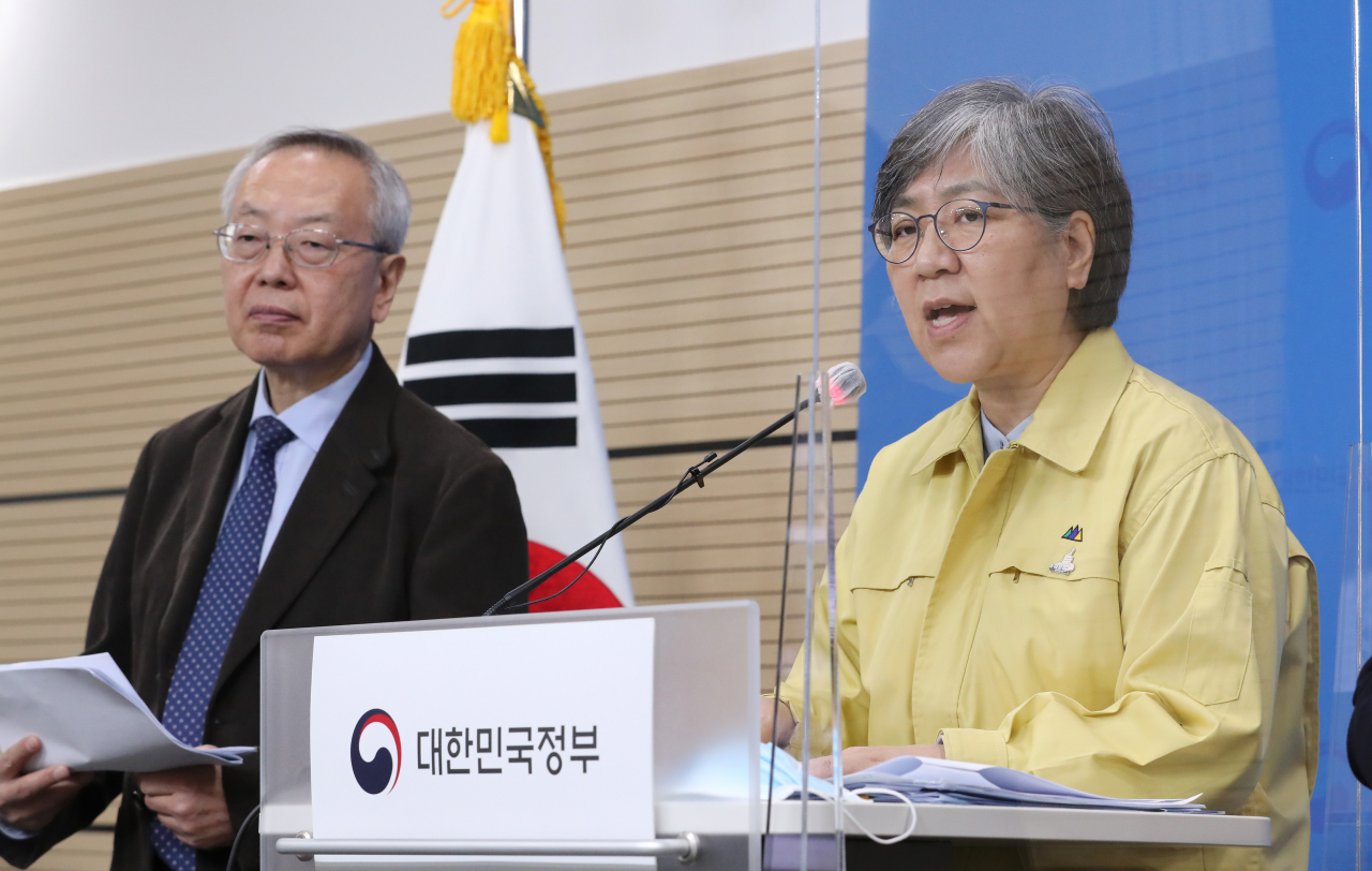 정은경 중앙방역대책본부장(질병관리청장) 21일 오후 충북 청주시 질병관리청에서 인플루엔자(독감) 예방접종 사업과 관련한 브리핑에서 취재진의 빌문에 답변하고 있다. 왼쪽은 배석한 김중곤 교수(예방접종 피해조사반장, 서울의료원 소아청소년과장). [연합]