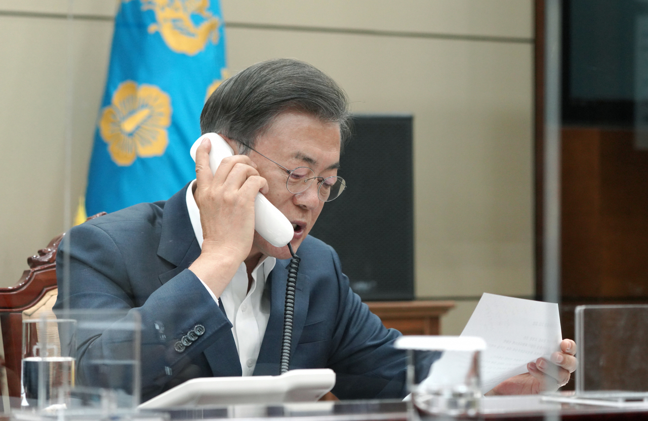 문재인 대통령이 21일 오후 청와대에서 나렌드라 모디 인도 총리와 통화하고 있다. [연합]