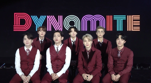 그룹 방탄소년단(BTS)이 14일(이하 미 현지시간) 미국 로스앤젤레스(LA) 돌비 극장에서 열린 '2020 빌보드 뮤직 어워즈'에서 '톱 소셜 아티스트' 부문을 수상한 뒤 화상으로 소감을 전하고 있다. 방탄소년단은 2017년 처음 빌보드 뮤직 어워즈에 초청돼 '톱 소셜 아티스트' 상을 받은 이후 매년 이 부문 수상자로 선정돼왔다. 연합뉴스