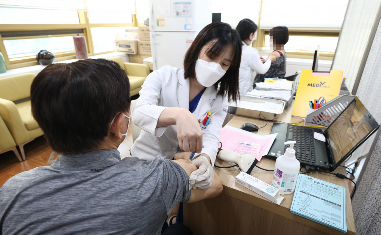서울 송파구 한국건강관리협회 건강증진의원 서울강남지부를 찾은 시민이 독감 예방접종을 받는 모습 [연합]
