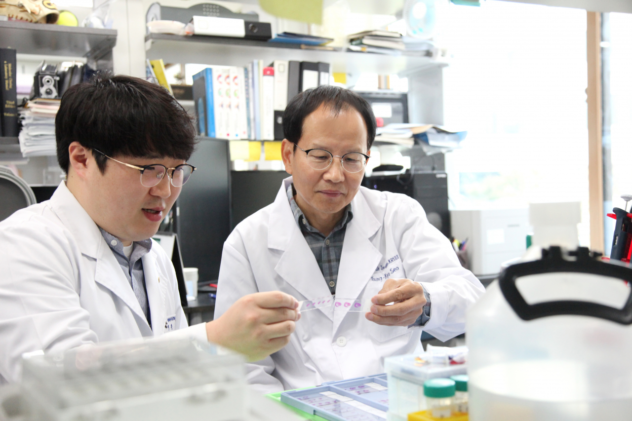 서영교 박사가 생합성 조절 단백질의 활성화 수준을 모니터링하고 있다.[한국생명공학연구원 제공]