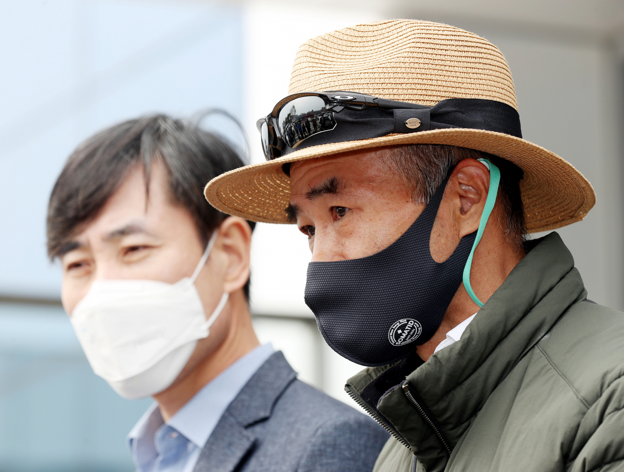 서해 북단 소연평도 해상에서 실종됐다가 북한군에 사살된 해양수산부 공무원의 형 이래진씨(오른쪽)가 21일 오전 인천시 중구 인천항 연안여객터미널에서 연평도행 여객선에 승선하기 전 기자회견을 하고 있다. 이씨와 하태경 국민의힘 의원(왼쪽). [연합]