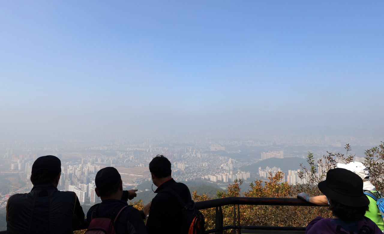 서울 등 수도권 미세먼지 농도가 ‘나쁨’ 수준을 보인 지난 20일 경기 광주시 남한산성에서 바라본 서울 송파·강남구 일대 하늘에 미세먼지가 드리워져 있다. [연합]
