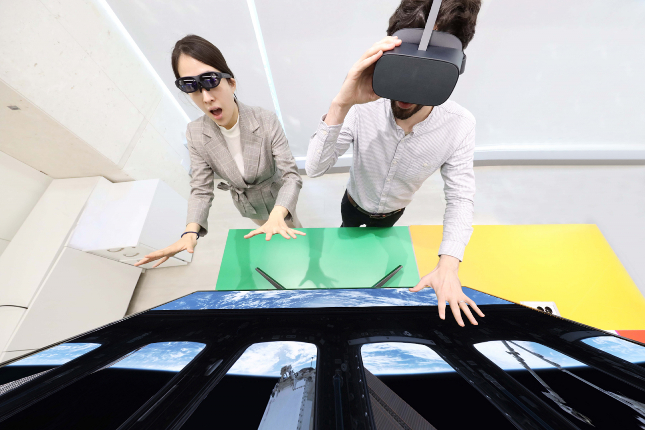 'Space Explorers: The ISS Experience’ 에피소드1을 체험하는 모습[LG유플러스 제공]