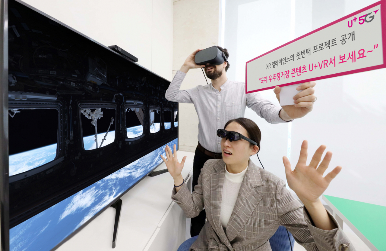 'Space Explorers: The ISS Experience’ 에피소드1을 체험하는 모습[LG유플러스 제공]