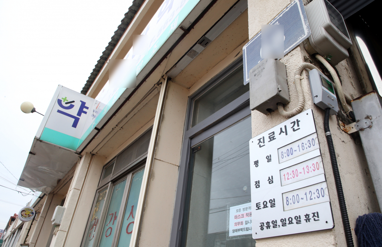 전북 고창군 상하면에서 독감(인플루엔자) 백신을 무료 접종한 70대가 숨진 다음 날인 21일 오전, 백신을 접종했던 고창군 상하면의 한 민간 의료시설의 문이 닫혀 있다. 연합뉴스