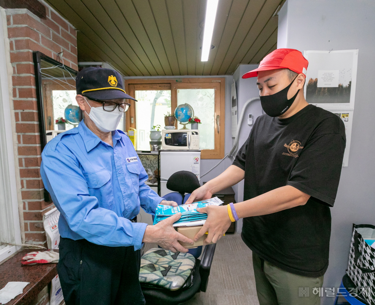 강서구 관계자가 경비노동자에게 마스크를 전달하고 있다. [강서구 제공]