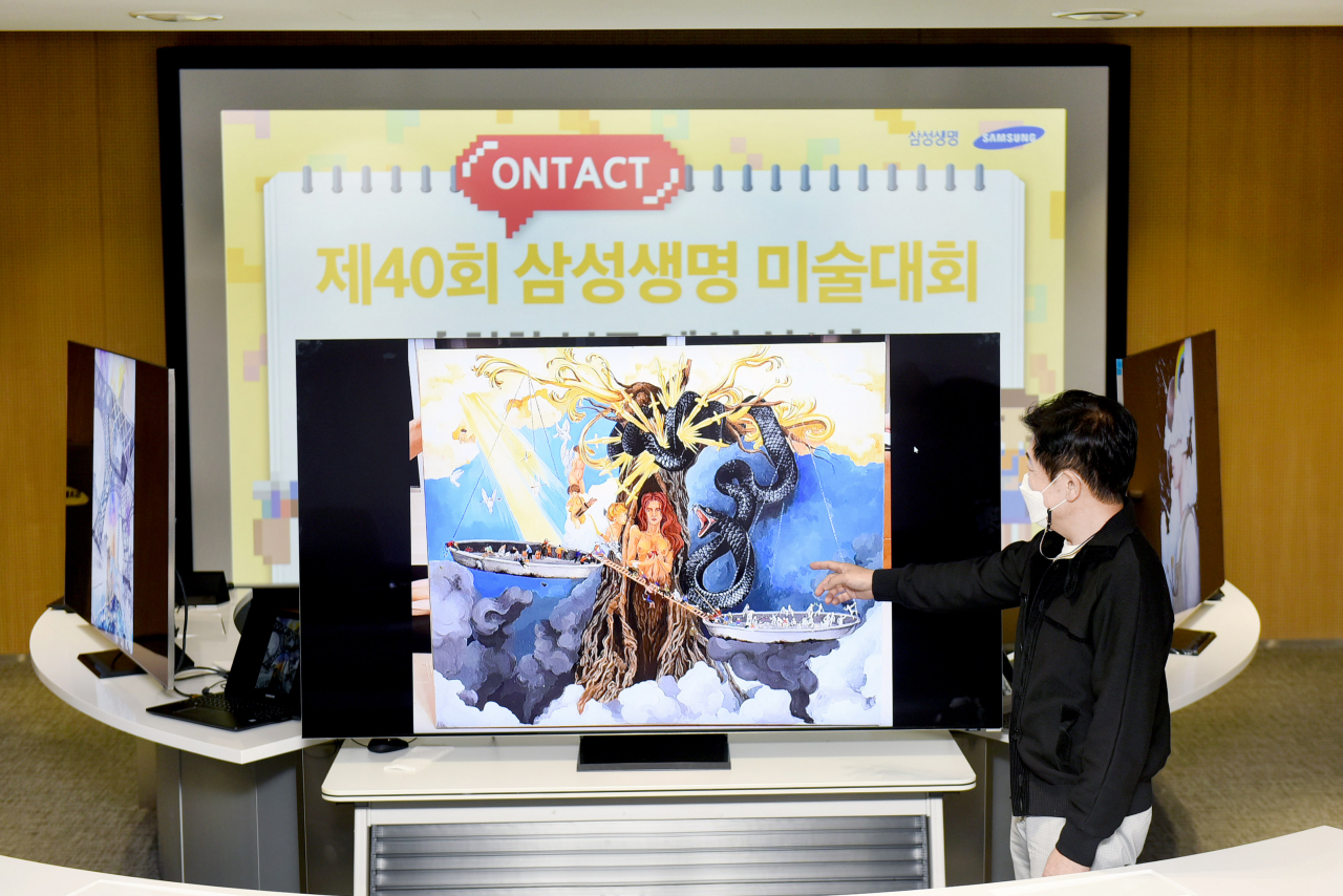 삼성전자의 QLED TV가 미술대회의 작품 심사에 활용돼 눈길을 끌고 있다. 삼성생명 미술대회 후원 미술대학의 한 심사위원이 지난 21일 서울 서초동에 위치한 삼성생명 컨퍼런스룸에서 삼성 QLED 8K TV를 활용해 삼성생명이 주최하는 '제 40회 청소년 미술대회' 예선 작품을 심사하고 있다. [삼성전자 제공]