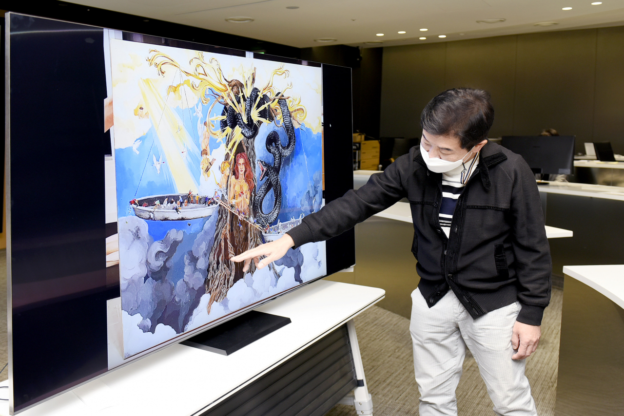 삼성전자의 QLED TV가 미술대회의 작품 심사에 활용돼 눈길을 끌고 있다. 삼성생명 미술대회 후원 미술대학의 한 심사위원이 지난 21일 서울 서초동에 위치한 삼성생명 컨퍼런스룸에서 삼성 QLED 8K TV를 활용해 삼성생명이 주최하는 '제 40회 청소년 미술대회' 예선 작품을 심사하고 있다. [삼성전자 제공]