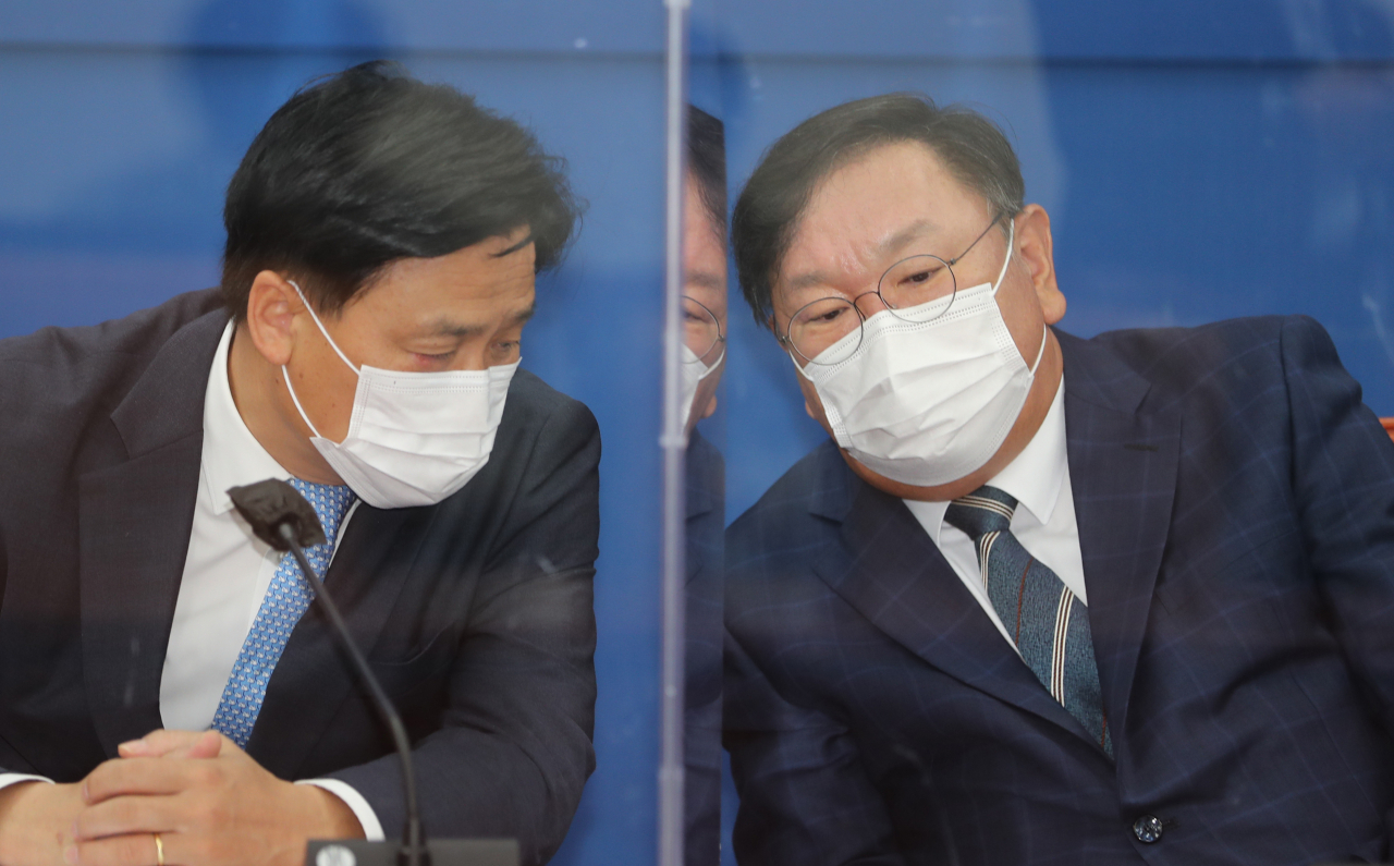 김태년 더불어민주당 원내대표(오른쪽)와 김영진 원내수석부대표가 22일 오전 서울 여의도 국회에서 열린 국정감사 대책회의에서 이야기하고 있다. [연합]