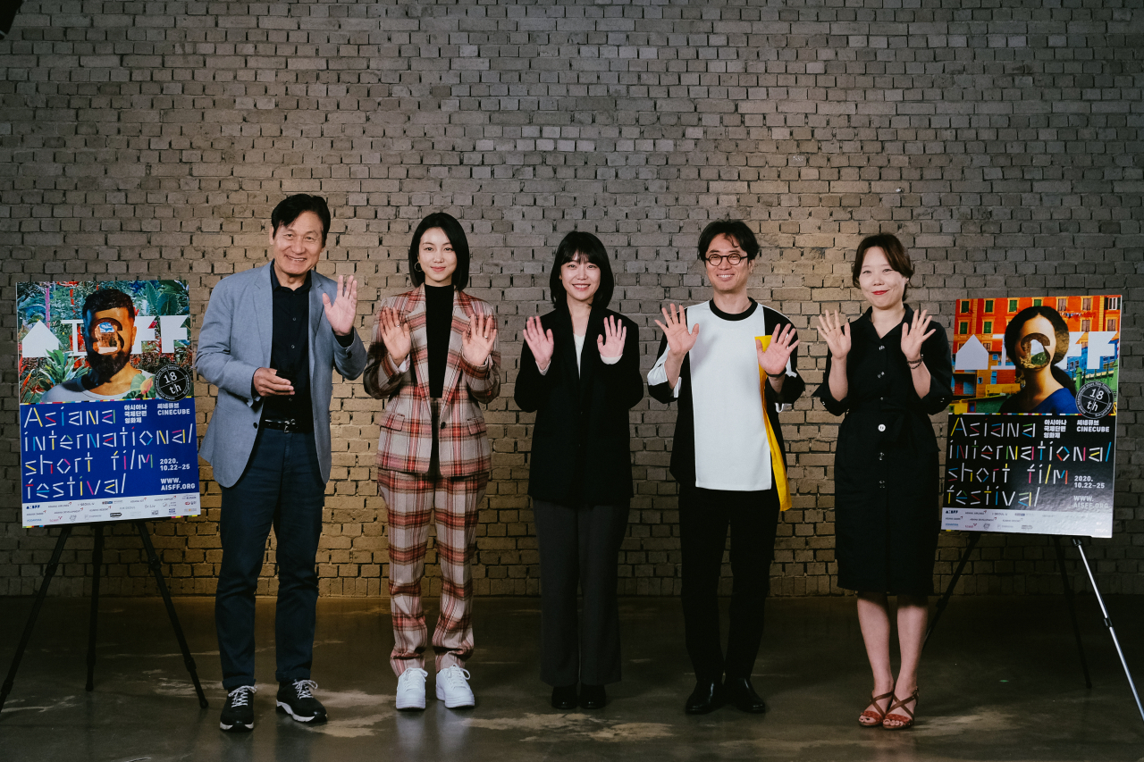 아시아나항공이 후원한 제18회 아시아나국제단편영화제가 22일부터 시네큐브 광화문에서 열린다. 지난 9월24일 공개된 아시아나국제단편영화제 영화제 사전 소개 프로그램 '헬로, 아시프!' 촬영 현장에 참석한 영화제 관계자들이 행사 후 기념촬영을 하고 있다. 사진은 왼쪽부터 안성기 집행위원장, 김옥빈 특별 심사위원, 신지우 특별 심사위원, 민규동 심사위원장, 지세연 프로그래머.[아시아나항공 제공]